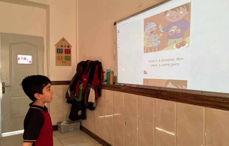 روخوانی کتاب داستان به مناسبت هفته‌ی کتاب و کتابخوانی در زنگ زبان 5