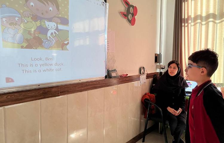 روخوانی کتاب داستان به مناسبت هفته‌ی کتاب و کتابخوانی در زنگ زبان 7