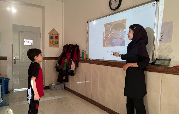 روخوانی کتاب داستان به مناسبت هفته‌ی کتاب و کتابخوانی در زنگ زبان 8