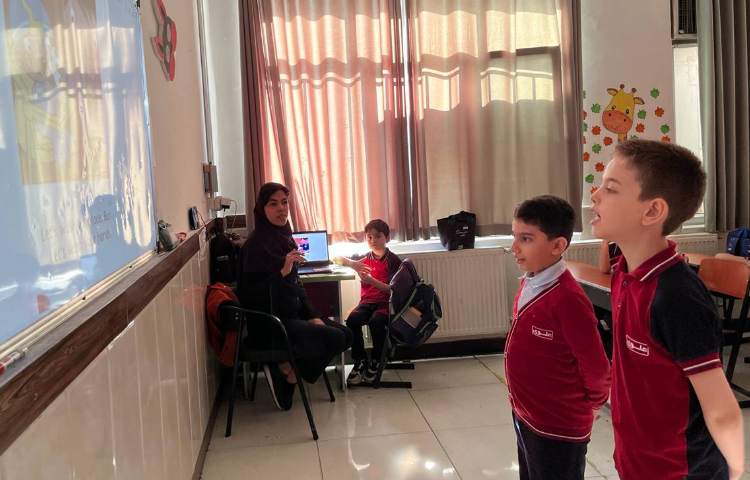 روخوانی کتاب داستان به مناسبت هفته‌ی کتاب و کتابخوانی در زنگ زبان 10