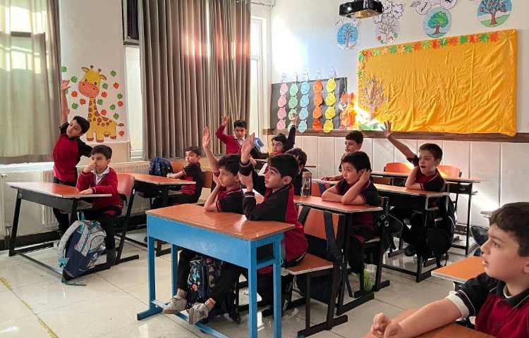 روخوانی کتاب داستان به مناسبت هفته‌ی کتاب و کتابخوانی در زنگ زبان