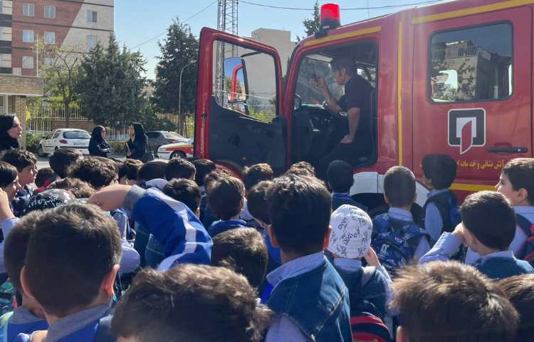 روز آتش نشانی و بازدید از ایستگاه آتش نشانی 13