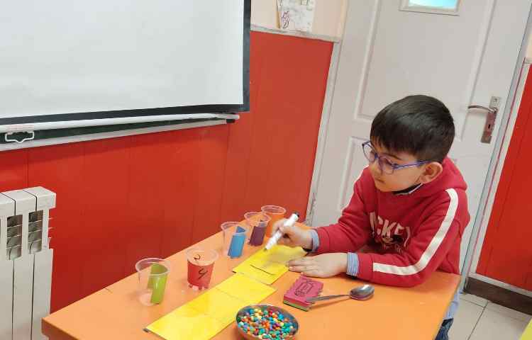 روز اسمارتیز بازی اعداد در کنار شناخت رنگها