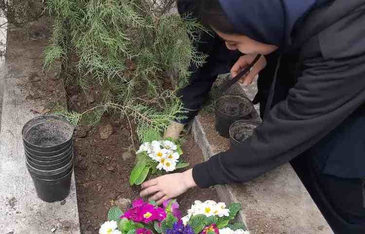 روز درخت کاری در متوسطه دخترانه دوره اول علوی 3