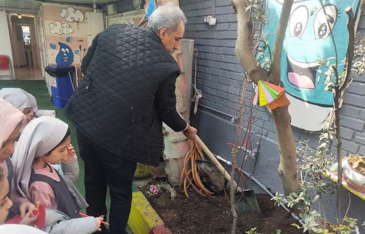 روز درخت کاری وکاشت نهالی کوچک با نام درخت آرزوها 1