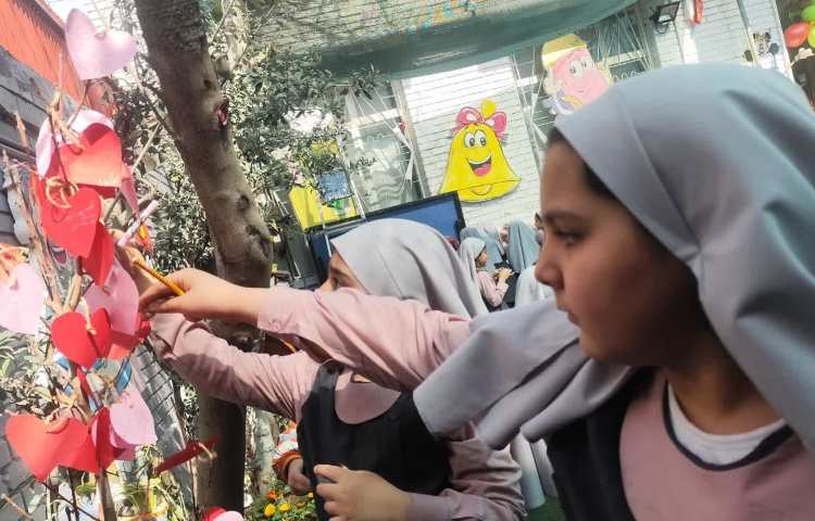 روز درخت کاری وکاشت نهالی کوچک با نام درخت آرزوها 13