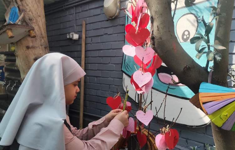 روز درخت کاری وکاشت نهالی کوچک با نام درخت آرزوها 18