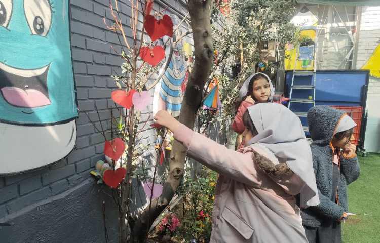 روز درخت کاری وکاشت نهالی کوچک با نام درخت آرزوها 2