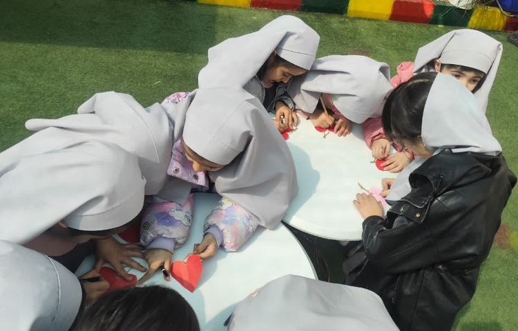 روز درخت کاری وکاشت نهالی کوچک با نام درخت آرزوها 23