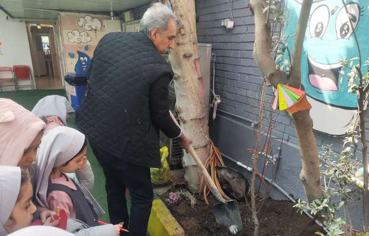 روز درخت کاری وکاشت نهالی کوچک با نام درخت آرزوها 3