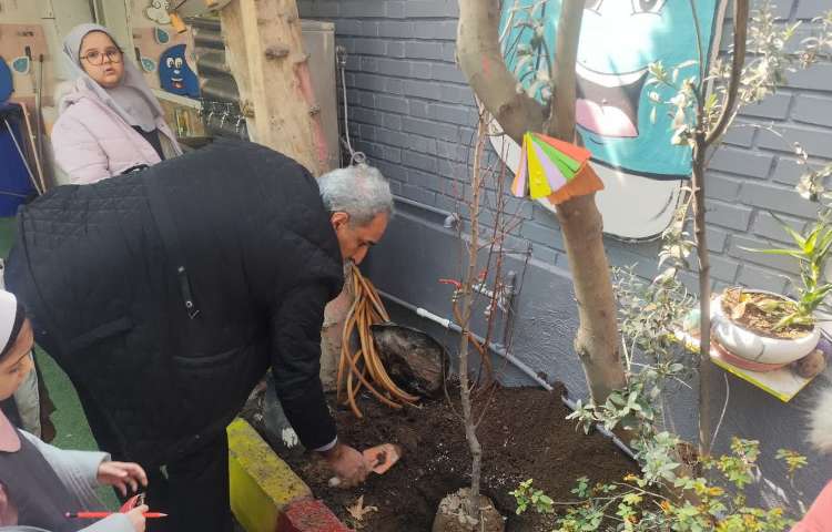 روز درخت کاری وکاشت نهالی کوچک با نام درخت آرزوها 4