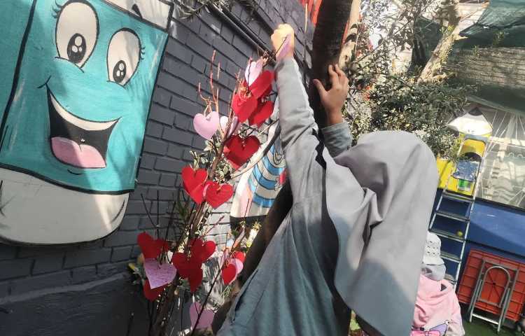 روز درخت کاری وکاشت نهالی کوچک با نام درخت آرزوها 7