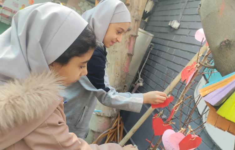 روز درخت کاری وکاشت نهالی کوچک با نام درخت آرزوها 9