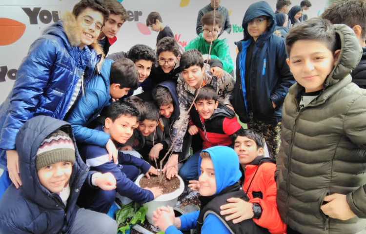 روز درخت کاری و کاشت درخت توسط دانش آموزان پایه ششم 2