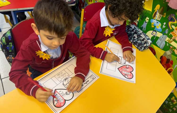 روز سالمند:درست کردن کاردستی 4