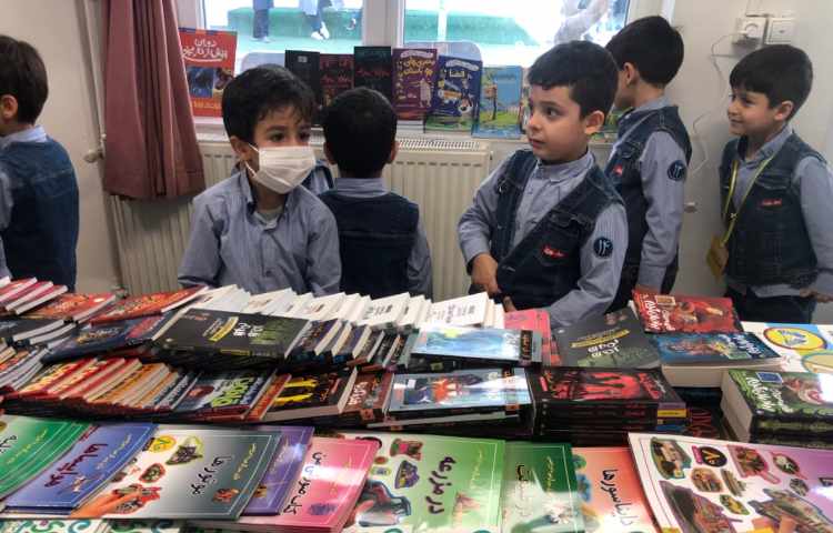 روز کتاب کتاب خواندن برای دانش‌اموزان و خریدن کتاب 4