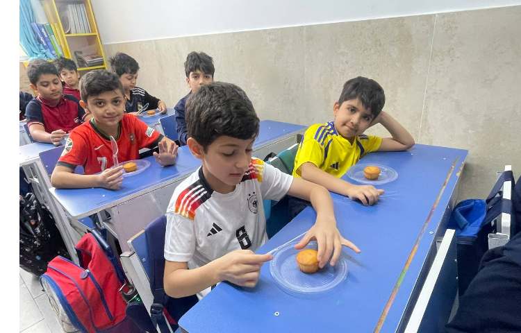 ریاضی،آشنایی با مفهوم کسر و‌تقسیم کردن به طور مساوی،کلاس2/2 خانم کوچک18/1 1