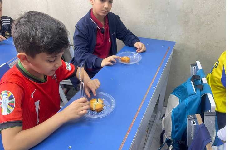 ریاضی،آشنایی با مفهوم کسر و‌تقسیم کردن به طور مساوی،کلاس2/2 خانم کوچک18/1