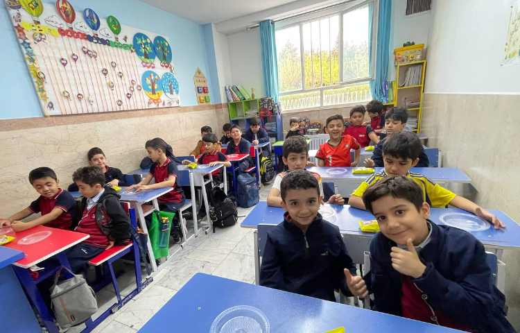 ریاضی،آشنایی با مفهوم کسر و‌تقسیم کردن به طور مساوی،کلاس2/2 خانم کوچک18/1 6