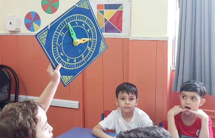 : ریاضیدان کوچک، آشنایی با مفاهیم ساعت و تشخیص عقربه‌های ساعت و دقیقه 3