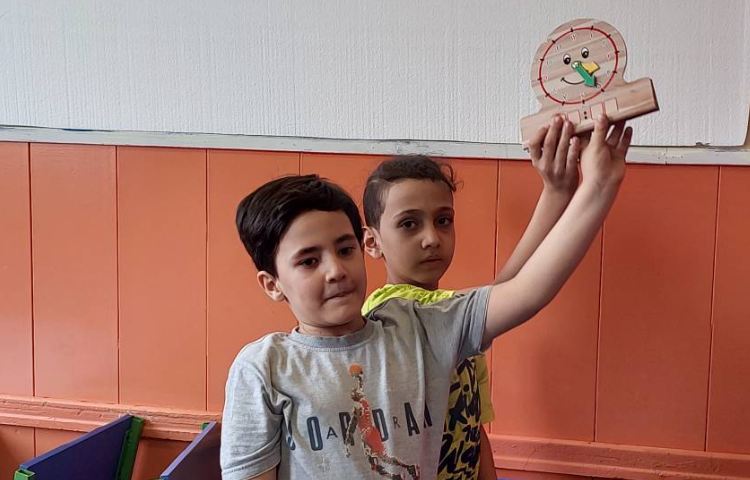 : ریاضیدان کوچک، آشنایی با مفاهیم ساعت و تشخیص عقربه‌های ساعت و دقیقه 4