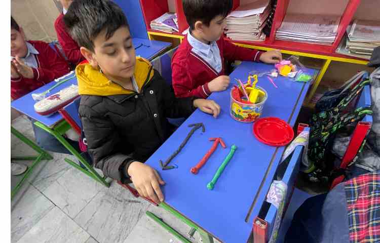 ریاضی،دست ورزی انواع خط ونامگذاری آن ها،کلاس3/2 خانم کوچک 4