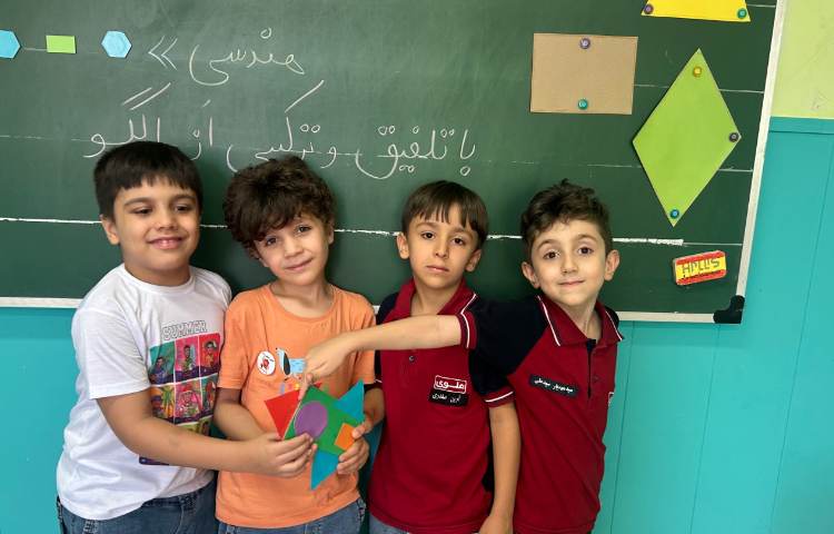 ریاضی ، آموزش اشکال هندسی و ساخت موشک در گروه های چهارخانه 3