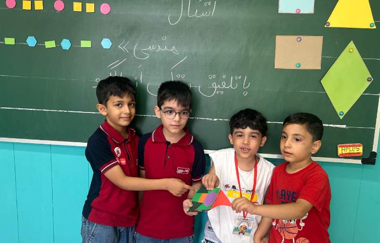 ریاضی ، آموزش اشکال هندسی و ساخت موشک در گروه های چهارخانه 4