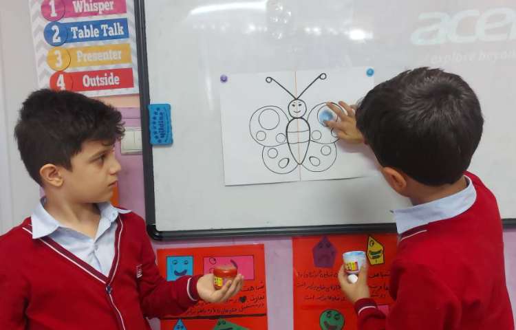 ریاضی : آموزش تقارن با انجام دستورزی پروانه ی متقارن 3