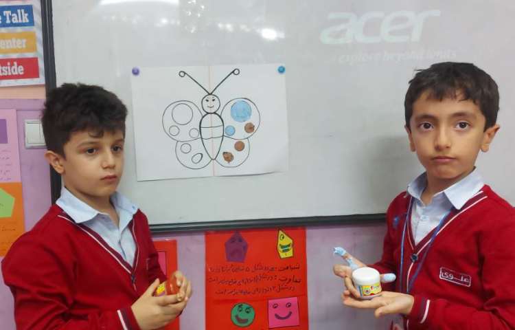 ریاضی : آموزش تقارن با انجام دستورزی پروانه ی متقارن