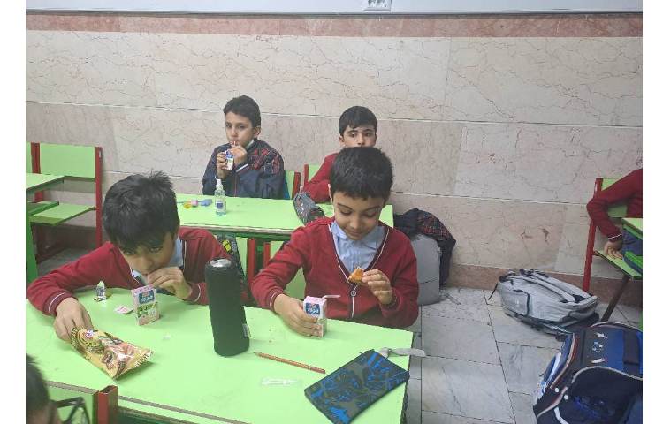 ریاضی آموزش تقسیم به صورت دست ورزی عینی 4