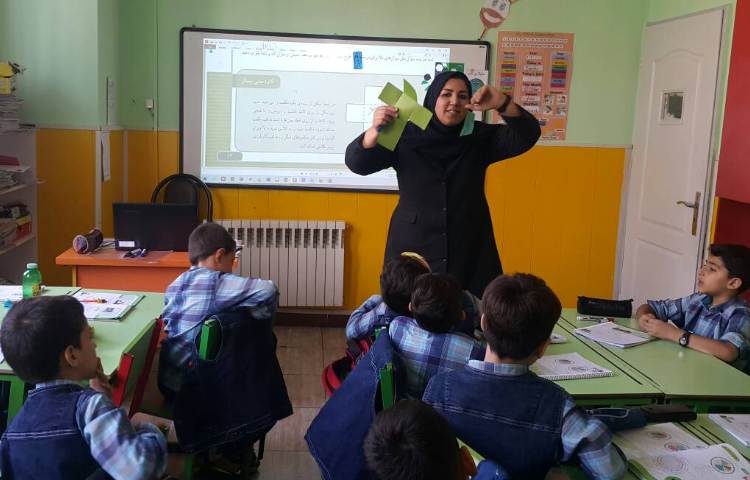 :ریاضی، آموزش تکمیلی مکعب همراه با دست ورزی چینه و کاغذ رنگی،کلاس زمین 2