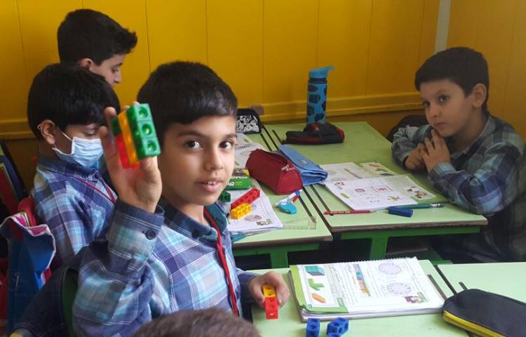 :ریاضی، آموزش تکمیلی مکعب همراه با دست ورزی چینه و کاغذ رنگی،کلاس زمین 4