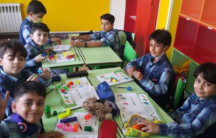 :ریاضی، آموزش تکمیلی مکعب همراه با دست ورزی چینه و کاغذ رنگی،کلاس زمین 5