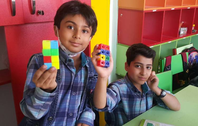 :ریاضی، آموزش تکمیلی مکعب همراه با دست ورزی چینه و کاغذ رنگی،کلاس زمین 6