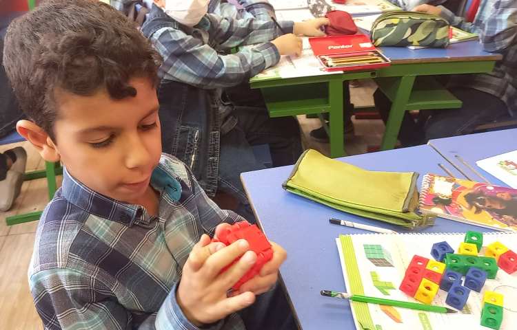 :ریاضی، آموزش تکمیلی مکعب همراه با دست ورزی چینه و کاغذ رنگی،کلاس مریخ 1