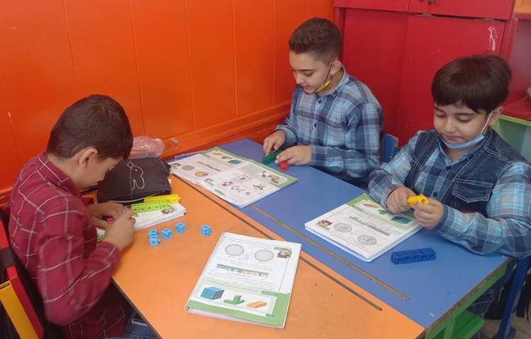 :ریاضی، آموزش تکمیلی مکعب همراه با دست ورزی چینه و کاغذ رنگی،کلاس مریخ 2