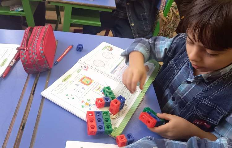 :ریاضی، آموزش تکمیلی مکعب همراه با دست ورزی چینه و کاغذ رنگی،کلاس مریخ 3