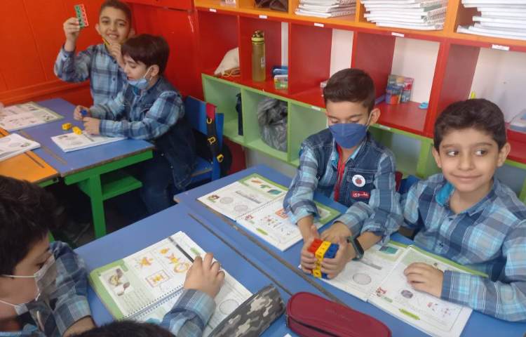 :ریاضی، آموزش تکمیلی مکعب همراه با دست ورزی چینه و کاغذ رنگی،کلاس مریخ 4