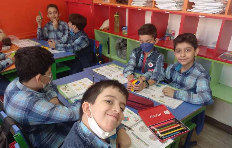 :ریاضی، آموزش تکمیلی مکعب همراه با دست ورزی چینه و کاغذ رنگی،کلاس مریخ 6