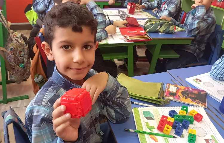 :ریاضی، آموزش تکمیلی مکعب همراه با دست ورزی چینه و کاغذ رنگی،کلاس مریخ