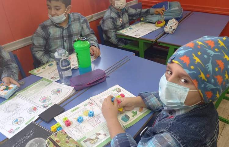 :ریاضی، آموزش تکمیلی مکعب همراه با دست ورزی چینه و کاغذ رنگی،کلاس مریخ 8