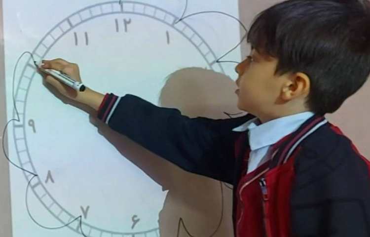 ریاضی : آموزش و تمرین ساعت (معرفی دقیقه در ساعت) ، بیان ساعت و نمایش عقربه ها 1