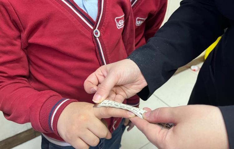 ریاضی: اندازه گیری قد، دور سر، انگشت اشاره و دور مچ با وسیله‌ی اندازه گیری متر 1