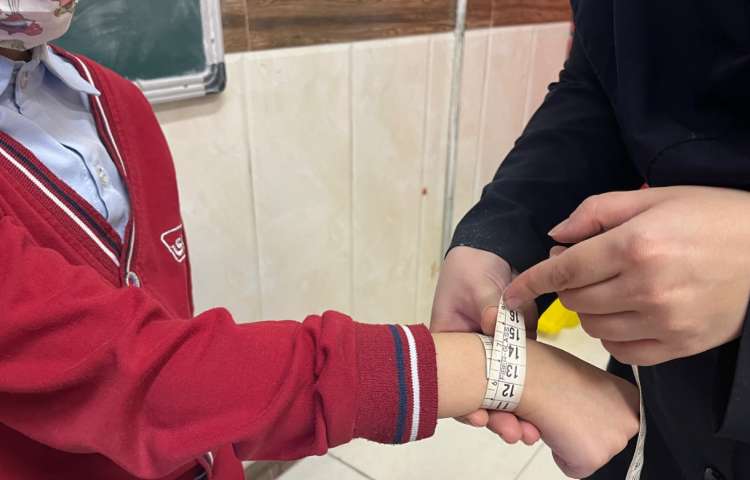 ریاضی: اندازه گیری قد، دور سر، انگشت اشاره و دور مچ با وسیله‌ی اندازه گیری متر 8