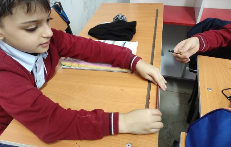 ریاضی اندازه گیری کتاب با تراش و اندازه‌گیری میز با مداد 1