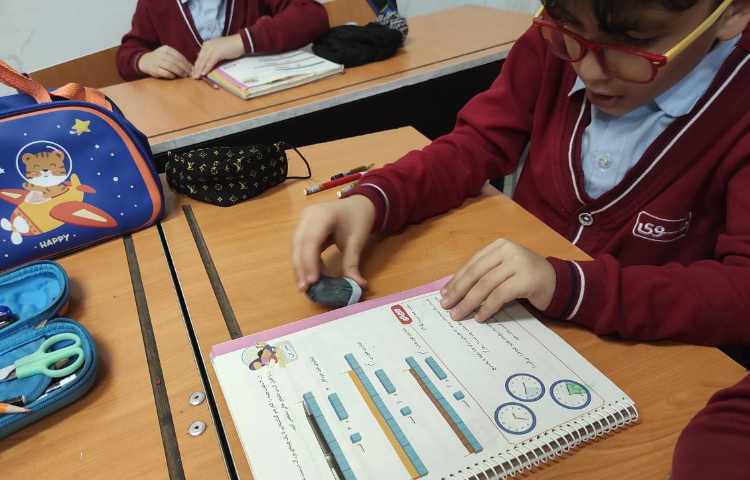 ریاضی اندازه گیری کتاب با تراش و اندازه‌گیری میز با مداد 2