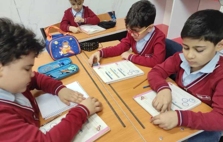 ریاضی اندازه گیری کتاب با تراش و اندازه‌گیری میز با مداد 3