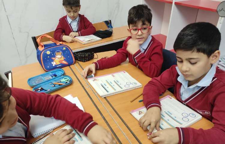 ریاضی اندازه گیری کتاب با تراش و اندازه‌گیری میز با مداد 4