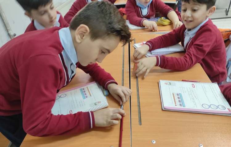 ریاضی اندازه گیری کتاب با تراش و اندازه‌گیری میز با مداد 5